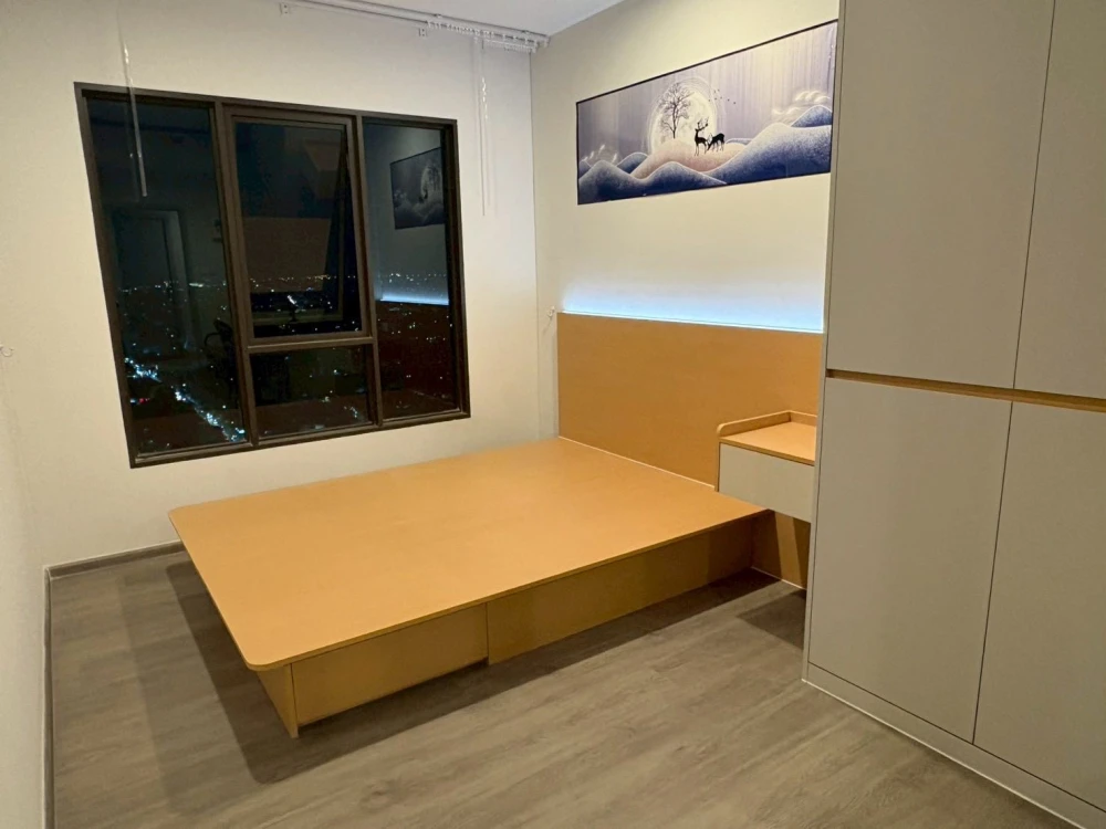 For rent: Regent Home Wutthakat, high floor, beautiful view, built-in furniture, glass partition. Book now!