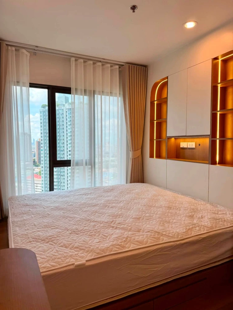 For rent: Regent Home Wutthakat. High-quality built-in furnishings throughout the unit, with ample storage space. Book now!