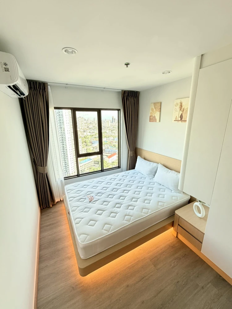 For rent: Regent Home Wutthakat, a beautiful, luxurious, minimalist room with built-in furniture throughout. The room is cool all day, not exposed to