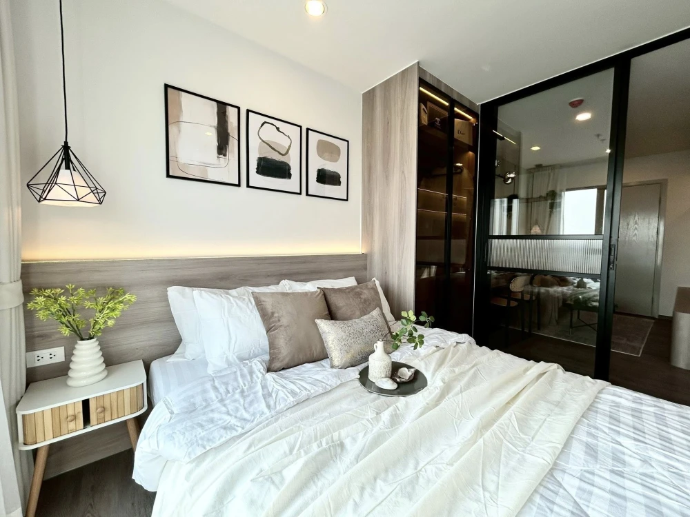 For rent: Regent Home Wutthakat, very high floor unit, beautifully furnished and decorated like the show unit, ready to move in.