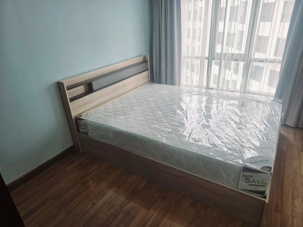 For rent: Regent Home 18, a comfortable blue room with many amenities. You can't miss this opportunity to reserve it.