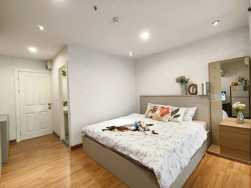 For rent: Regent Home 18 Chaengwattana-Lak Si, Building F, 5th floor. Beautiful, refreshing pool view. Wallpapered interior, well-partitioned. Don't m
