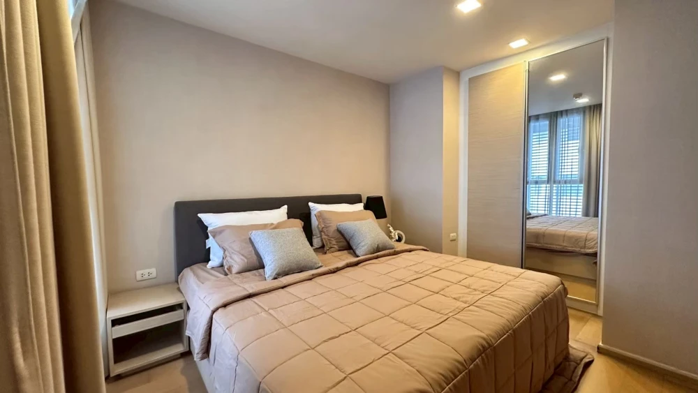 For rent: Elevator at 49, 7th floor. A lovely, fully furnished unit. Book now!