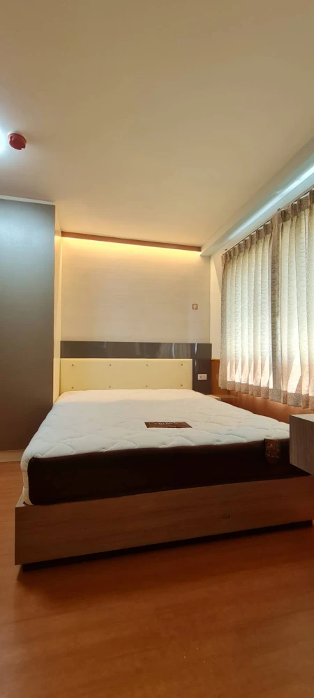 For rent: Lumpini Condo Town Chonburi-Sukhumvit, 6th floor unit. High-quality built-in furniture. Move-in ready!