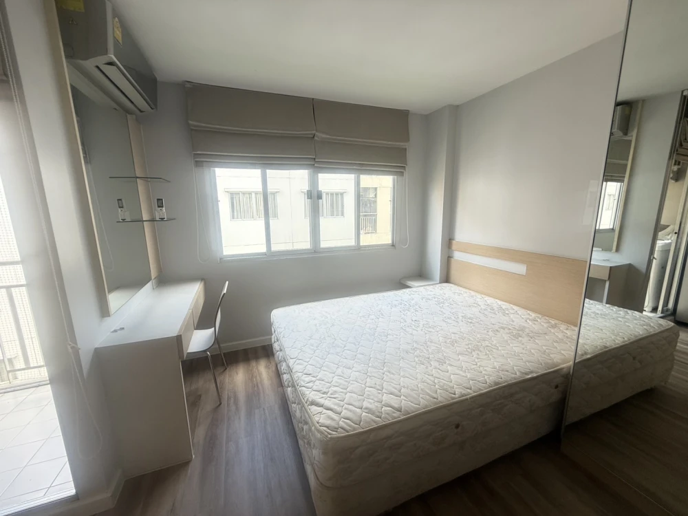 For rent: Lumpini Condo Town Ramintra - Lak Si, fully furnished with built-in wardrobe. This price is a must-see.