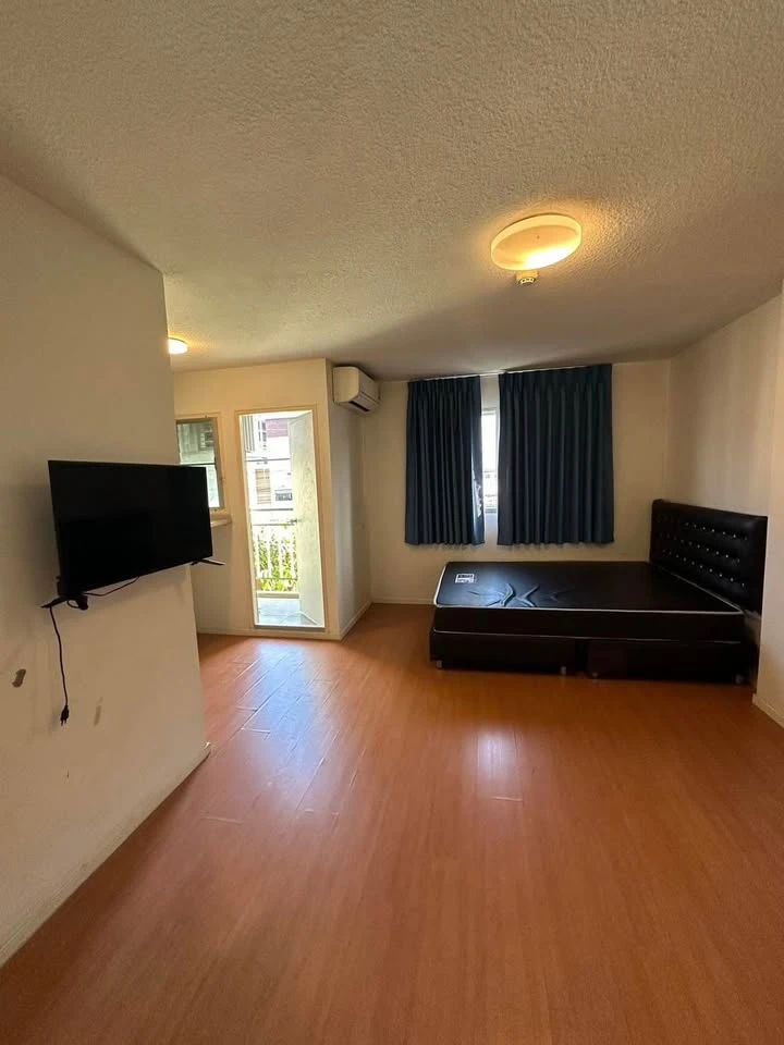 For rent: Lumpini Condo Town Romklao-Suvarnabhumi, great view, wind blows in all day, cool and comfortable, ready to move in immediately