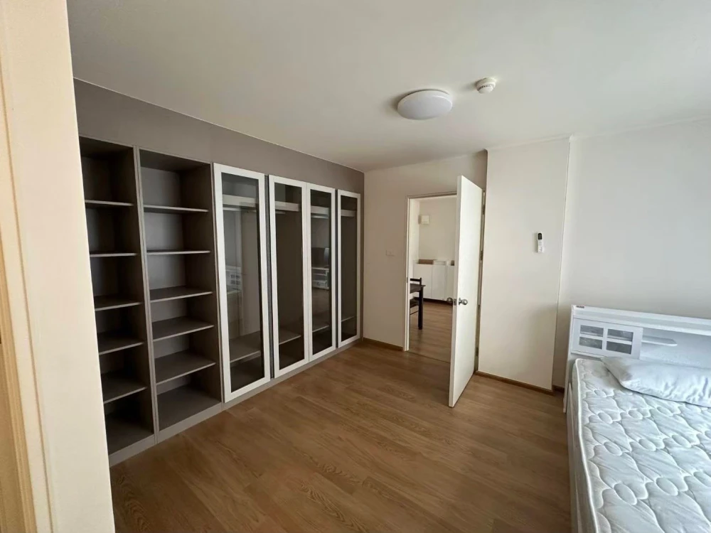 For rent: Lumpini Township Rangsit Khlong 1, 2 combined rooms, connected to each other, plenty of usable space, has a large built-in wardrobe, must re
