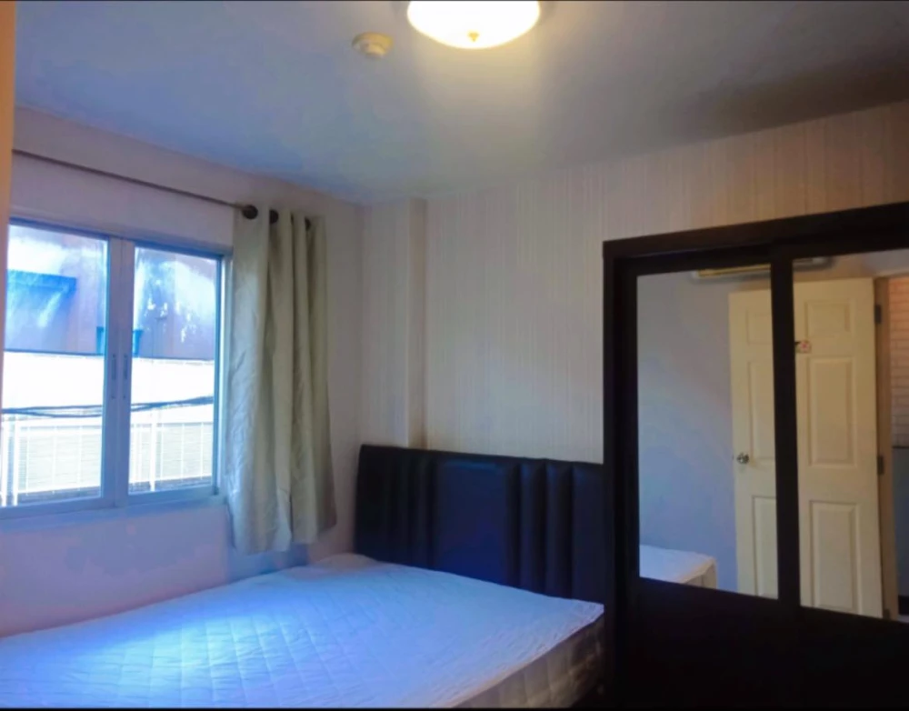 For rent: Lumpini Town Bodindecha-Ramkhamhaeng E, 2nd floor. Convenient location with 7/11 and shops on the ground floor – no need to walk far. Book n
