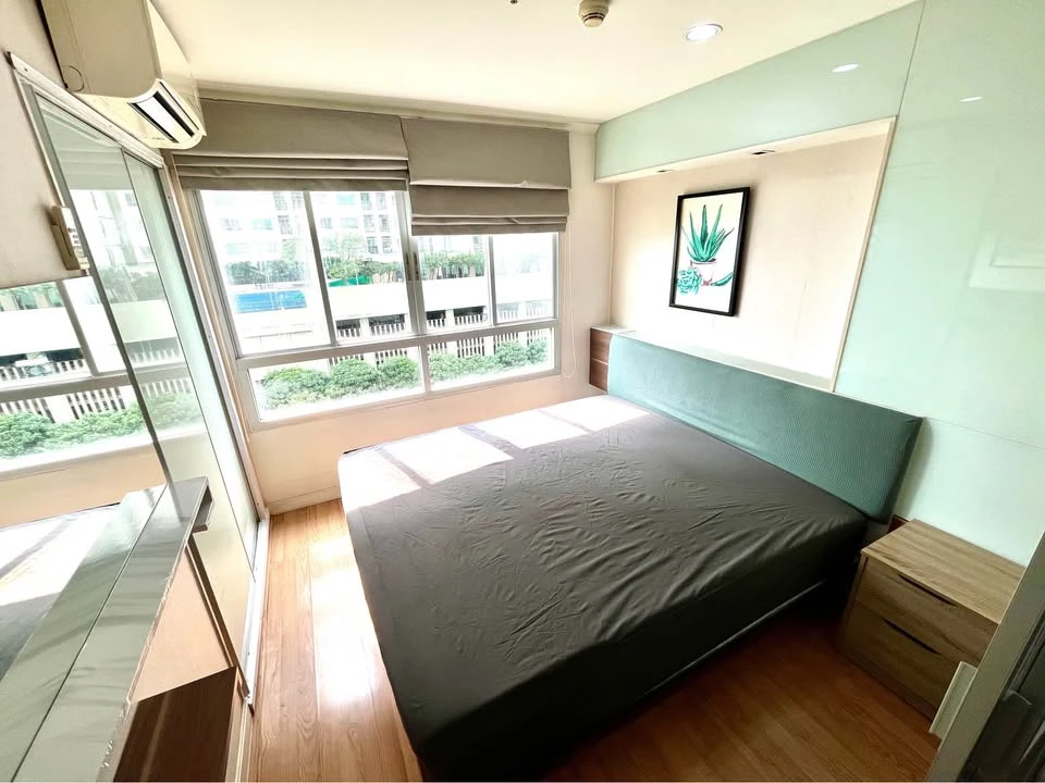 For rent: Lumpini Park Pinklao, Building A. Far from dust and noise from the main road, not hot, full garden view, and a clear view of the swimming po