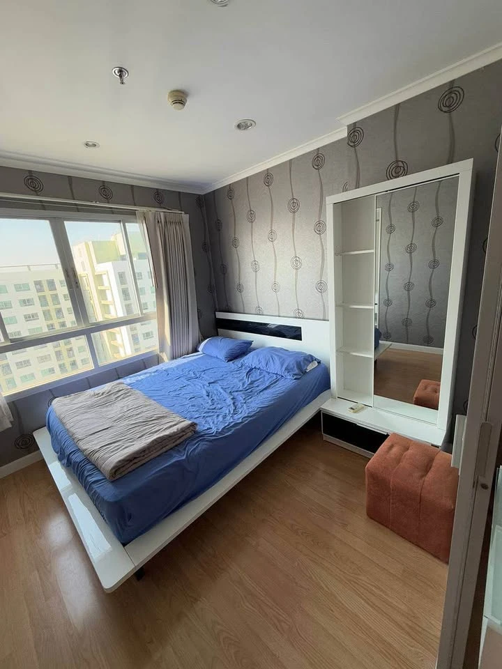 For rent: Lumpini Park Pinklao, high floor room, wallpapered throughout, ready to move in.