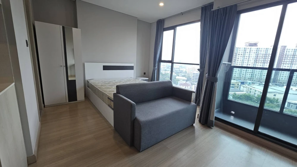 For rent: Lumpini Park Phaholyothin 32, 11th floor, beautiful view, fully furnished with basic furniture. Ready to move in.