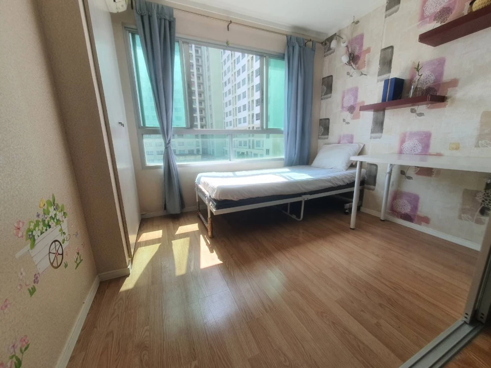 For rent: Lumpini Ville Naklua - Wongamat. A good-sized room with a well-designed layout, including a relaxation area, workspace, kitchen area, and a