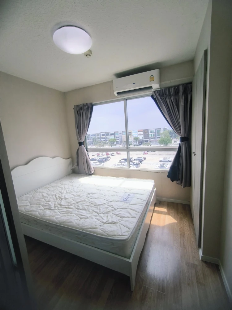 For rent: Lumpini Ville On Nut - Lat Krabang 2, 5th floor, near the elevator and fire escape, with nice wallpaper, very worth booking.