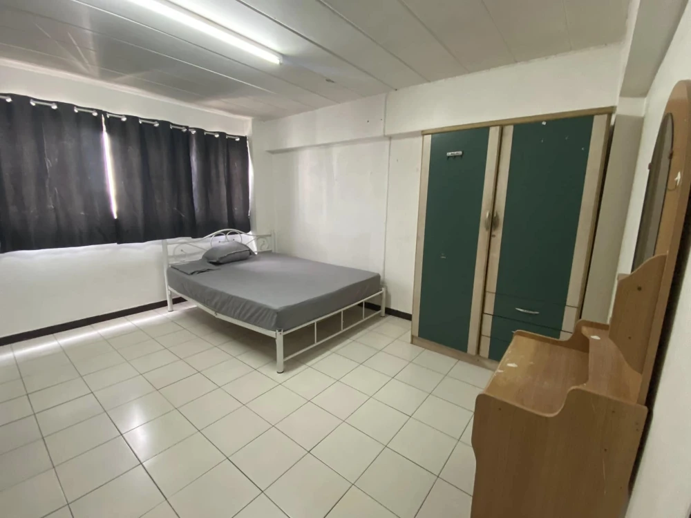 For rent: Lumpini Center Happyland, 6th floor, corner room, very private. This price, don't miss it.