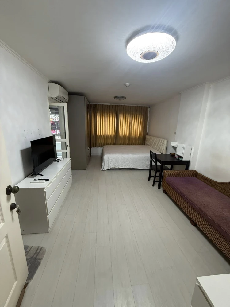 For rent: Lumpini Place Narathiwat Ratchanakarin. Nice room, fully furnished. Just bring your belongings and move in! Book now before it's too late!