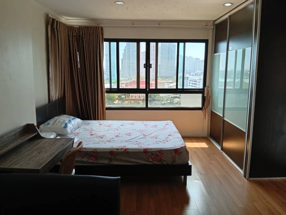 For rent: Lumpini Place Narathiwas – Chao Phraya, corner unit, good ventilation, private, fully furnished with appliances, ready to move in.