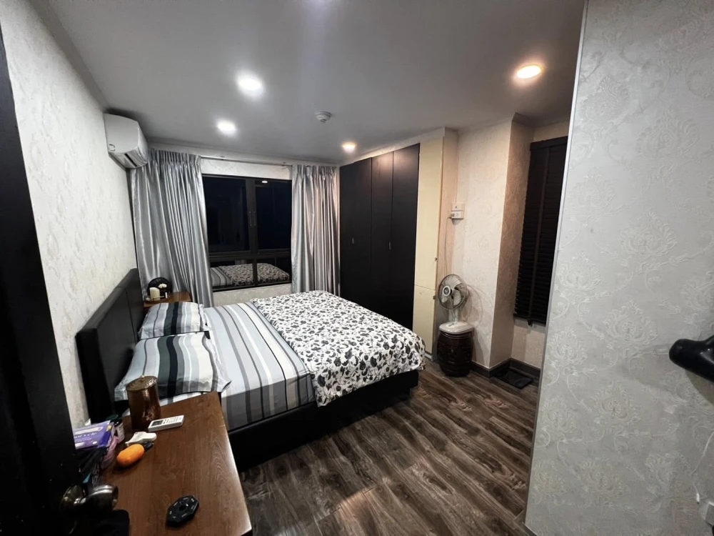 For rent: Lumpini Place Narathiwas 24, 5th floor, Building A. Spacious room with plenty of usable space. Just bring your belongings and move in!