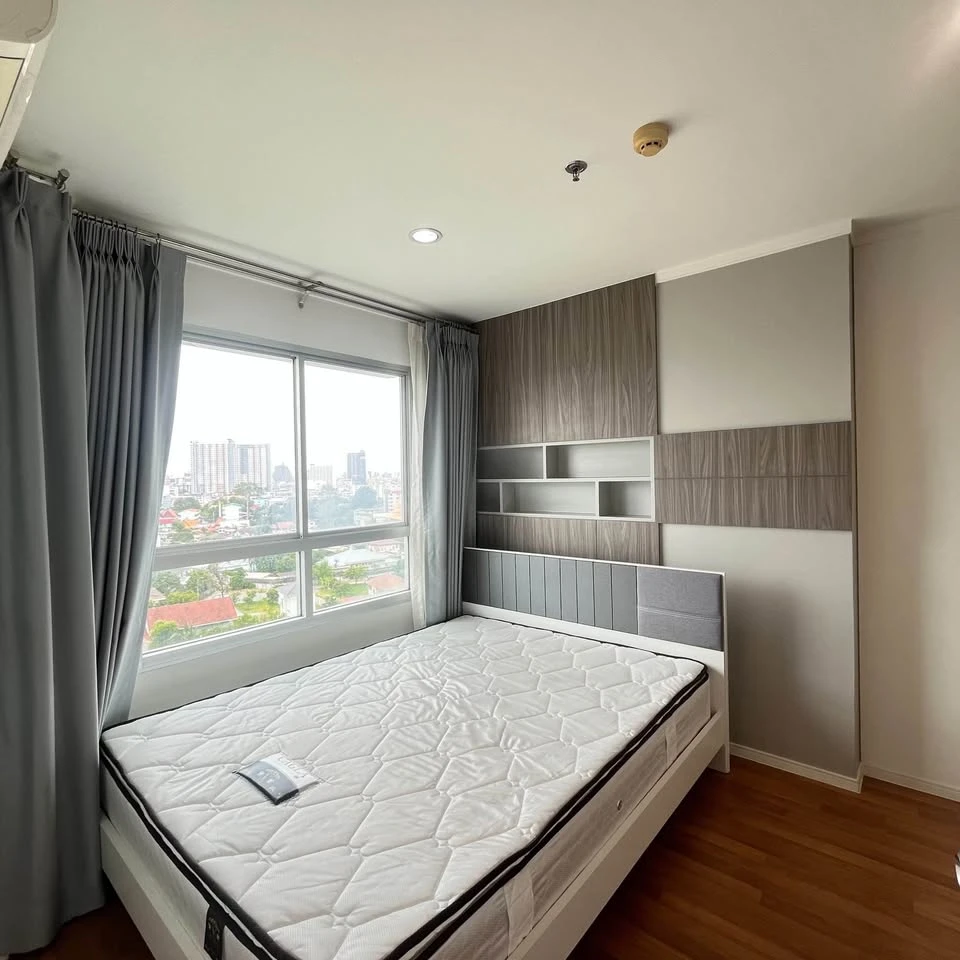 For rent: Lumpini Place Borommaratchachonnani Pinklao, a nice room on the 12th floor, with a high view, a great price. I must say that you must not mi