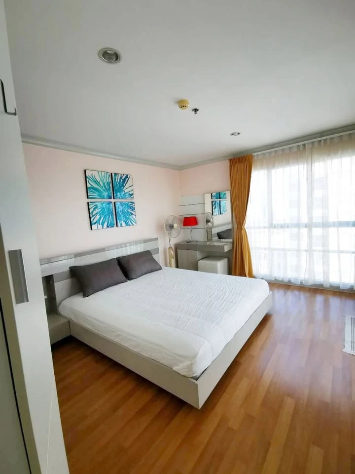 For rent: Lumpini Place Rama 9-Ratchada, 25th floor, very high, view of a large, shady garden and lake. The room is at the corner of the building.