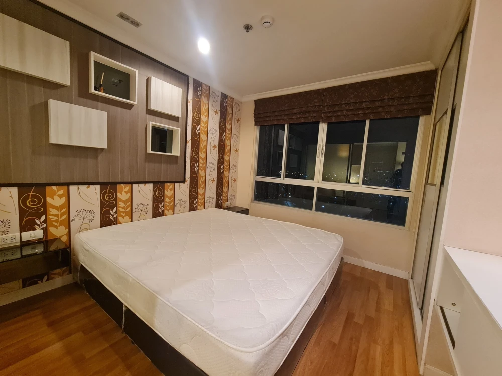 For rent: Lumpini Place Rama 9, beautifully decorated room, with nice wallpaper, everything you need here. Hurry and book before you miss your chance.