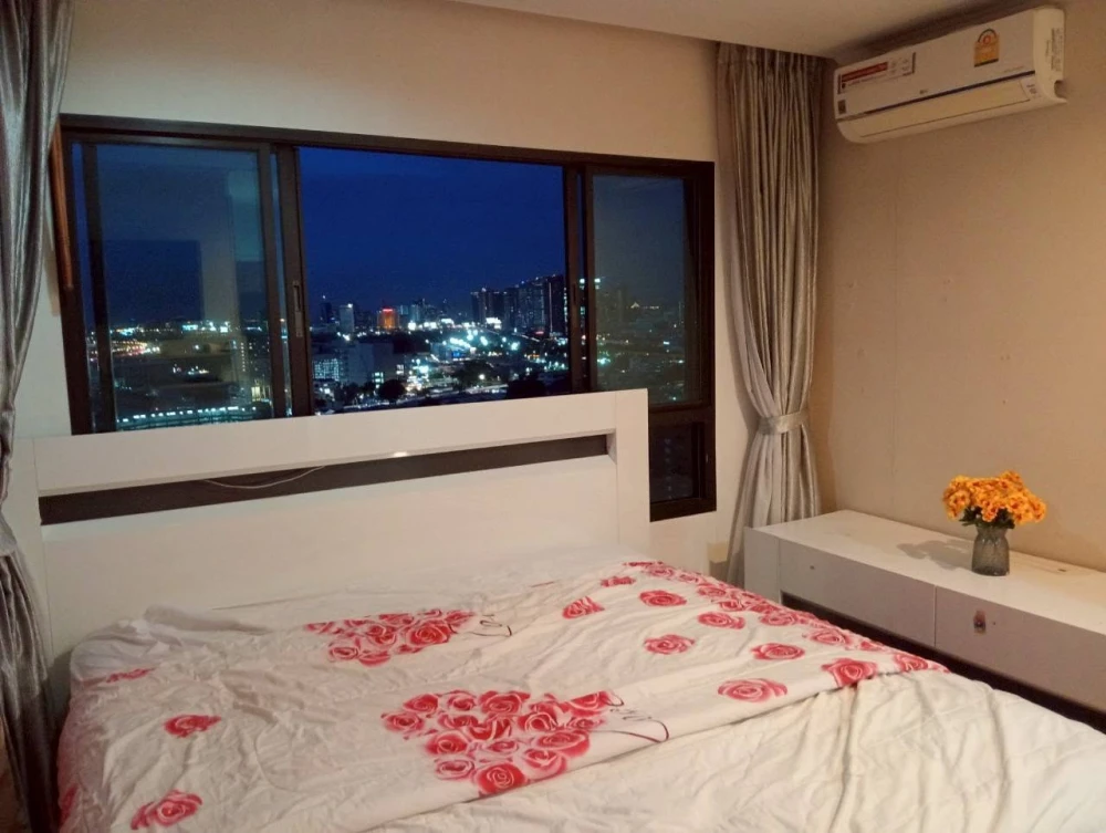 For rent: Lumpini Place Phahol-Saphan Kwai. Very spacious room, corner unit with beautiful view and balcony. All rooms have air conditioning. Book now