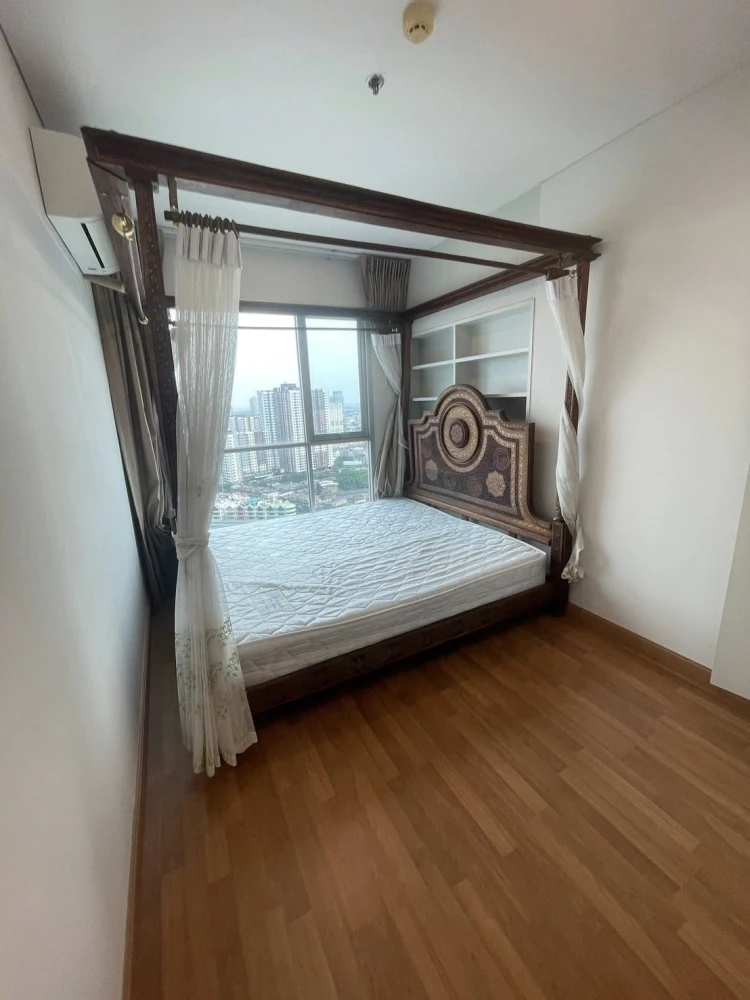 For rent: Lumpini Place Ratchada-Sathu. Beautiful view, bright and airy, no buildings obstructing the view, overlooking the Chao Phraya River bend. Bo