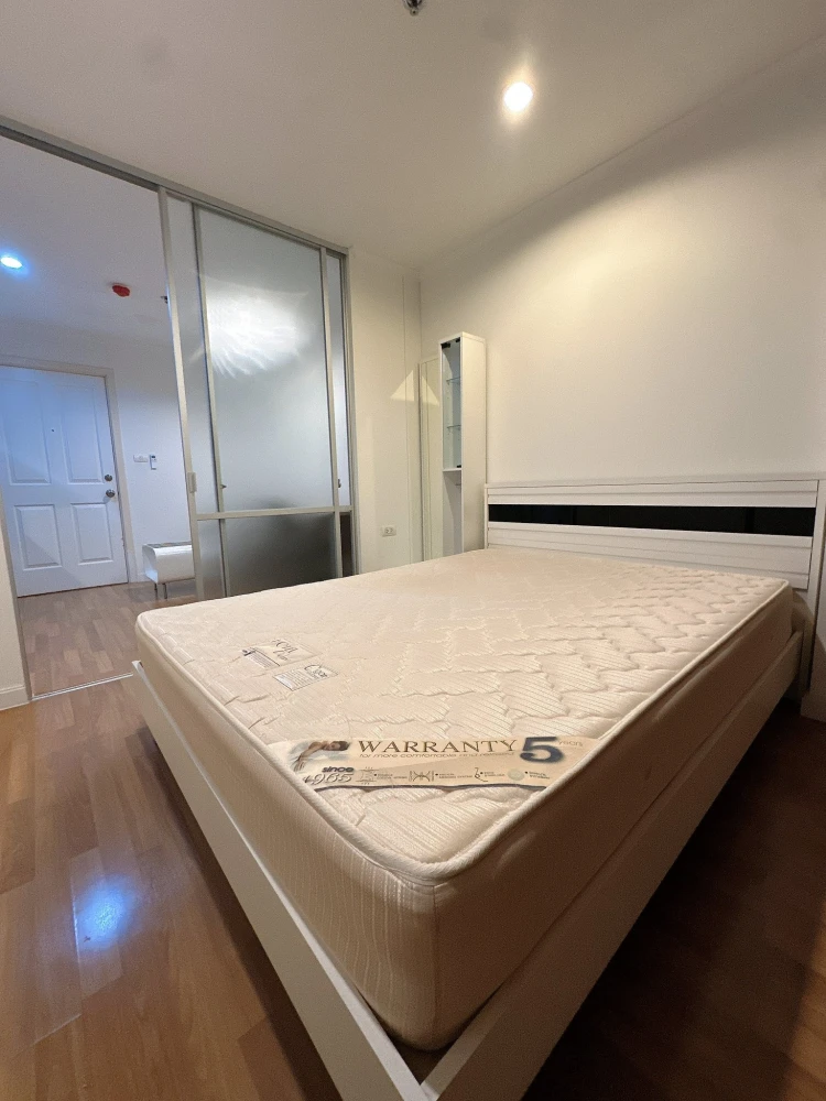 For rent: Lumpini Place Ratchayothin, very high floor, nice atmosphere, complete with electrical appliances. Don't miss it!