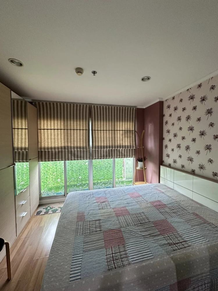 For rent: Lumpini Place Ramintra-Lak Si. Beautiful wallpaper throughout the room, fully furnished. Book now!