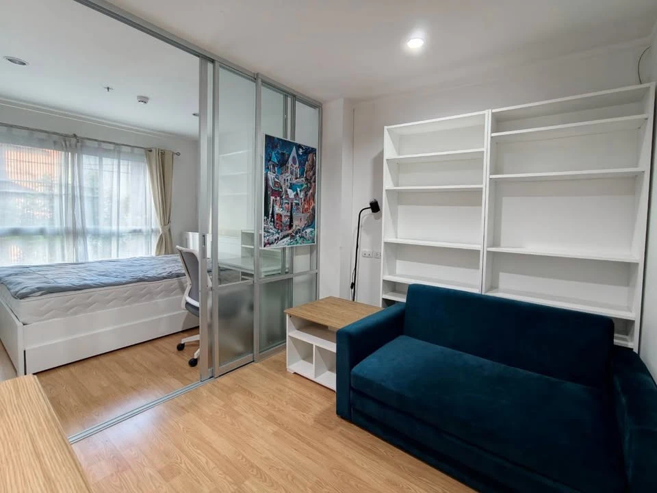 For rent: Lumpini Place Srinakarin-Huamark Station. Ready to move in, fully furnished. Just bring your belongings! Book now before it's too late!