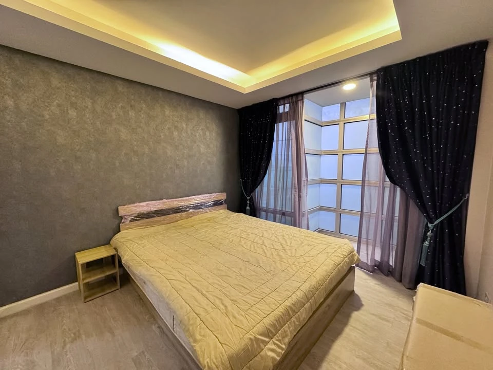 For rent: Victoria Lakeview Condominium, large 2-bedroom unit with wallpaper, excellent ventilation, at an affordable price. Such a great deal, book n