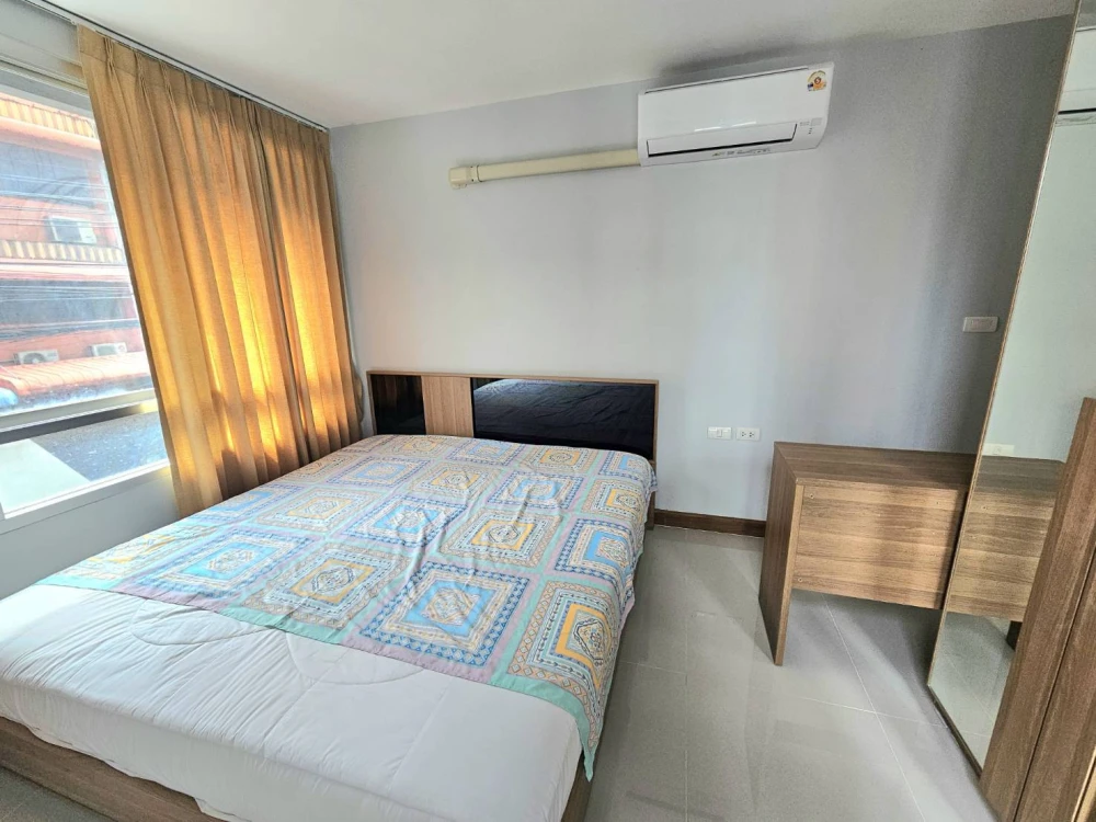 For rent: Whiz Samyan, big room, good price.