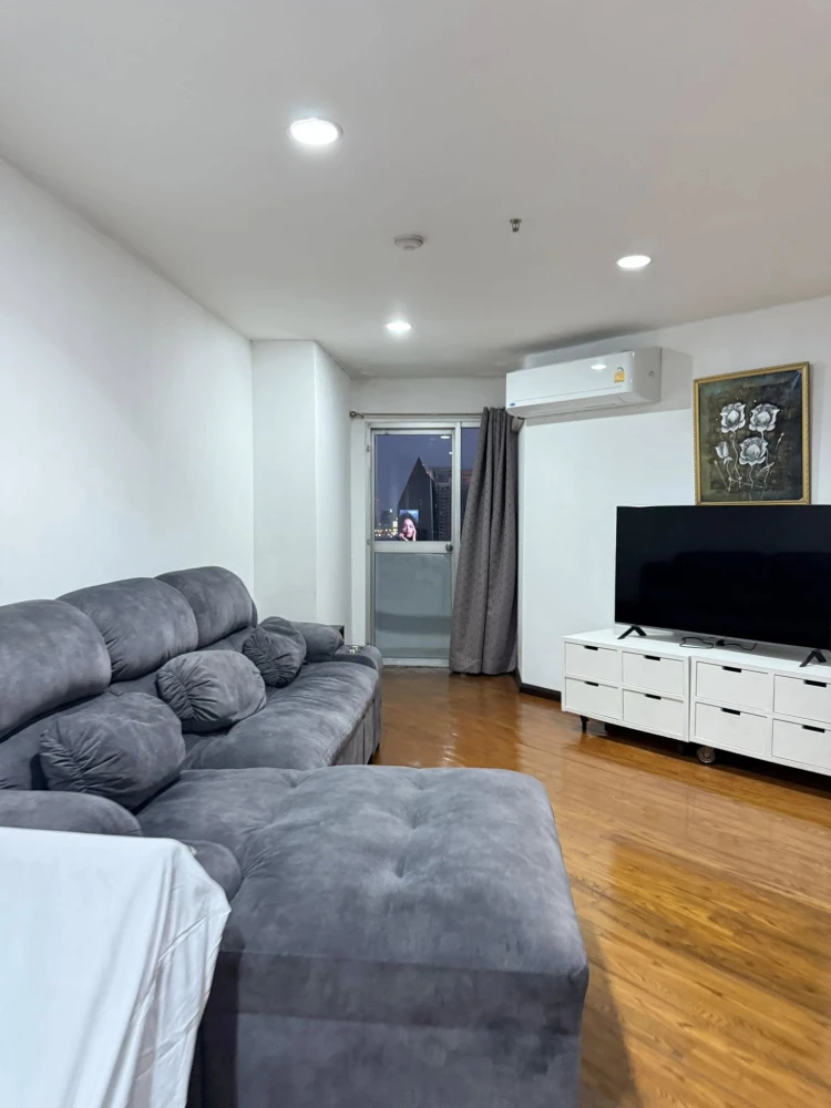 For rent: High floor, Wittayu Complex, beautiful city view, plenty of usable space, first come first served.
