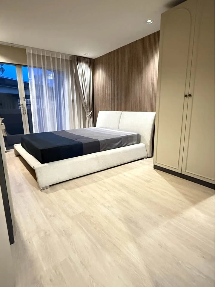 For rent: Wittayu Complex, 3rd floor room, super chill pool view, beautiful view of Bangkok at night, modern decoration, reserve now!