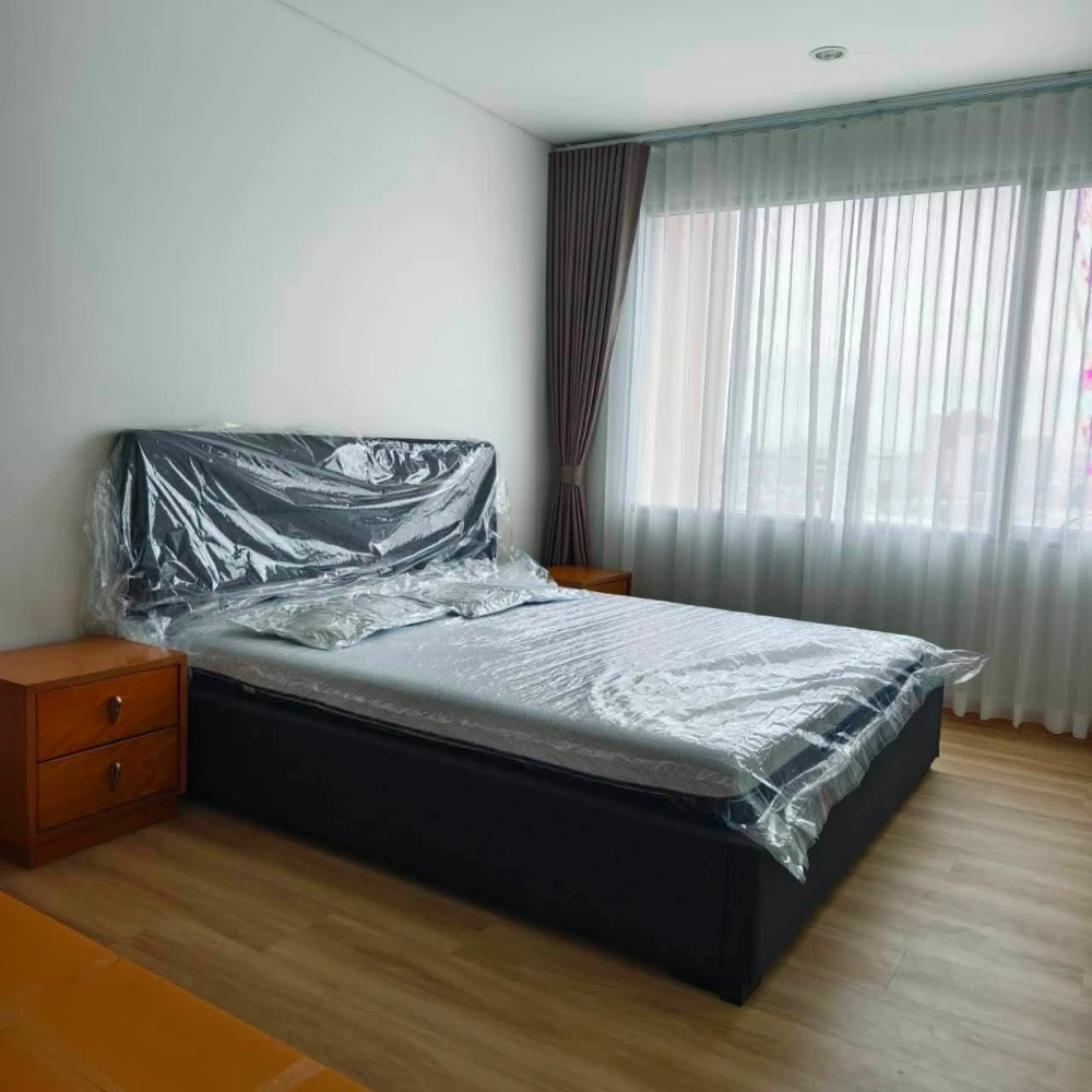 For rent: Villa Sathorn, 12th floor, garden view, large balcony with garden/Icon Siam view. A rare find!