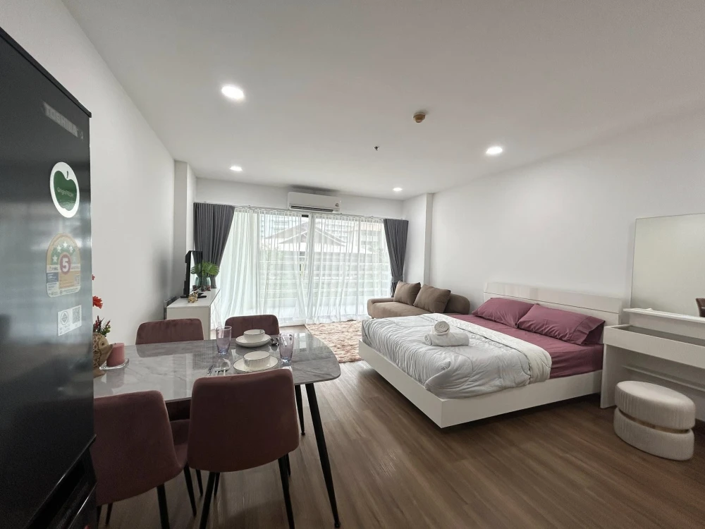 For rent, Jomtien Sea View Condominium 5, next to Dongtan Beach, can walk to, large room, wide balcony, can see the sea, must book.