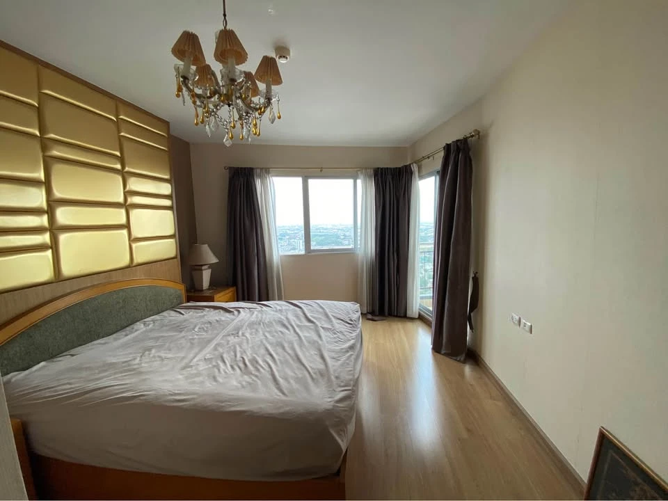For rent: Supalai Park Ekkamai-Thonglor. The room is on a very high floor with a beautiful city view. The bedroom has excellent built-in furniture. Re