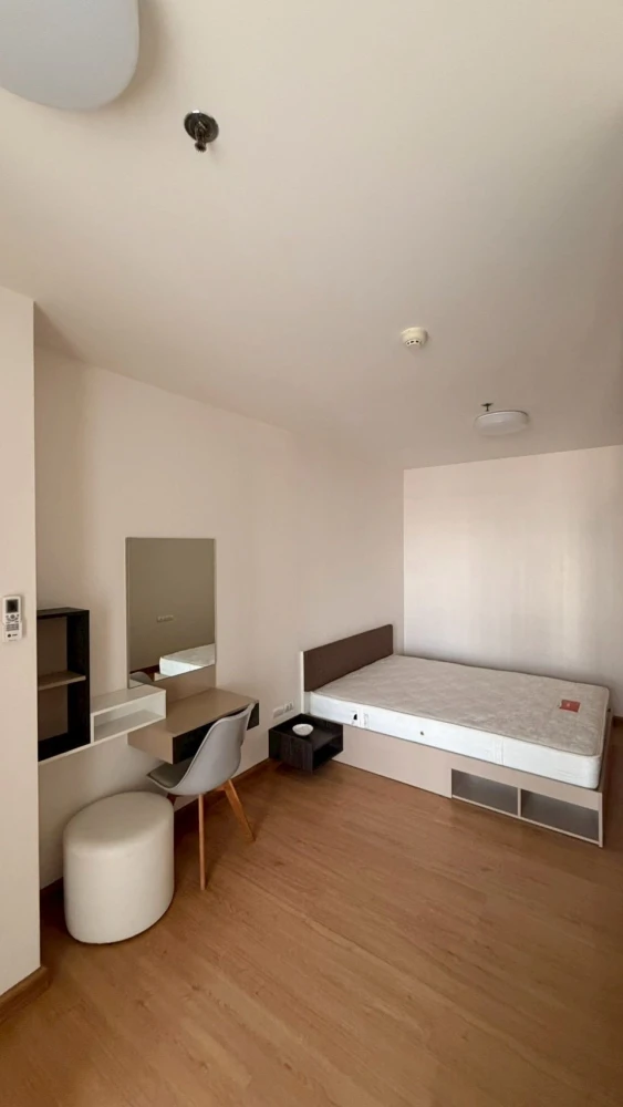 For rent: Supalai City Resort Chaengwattana, 11th floor, pool view. Spacious room, comfortable seating. Book now!