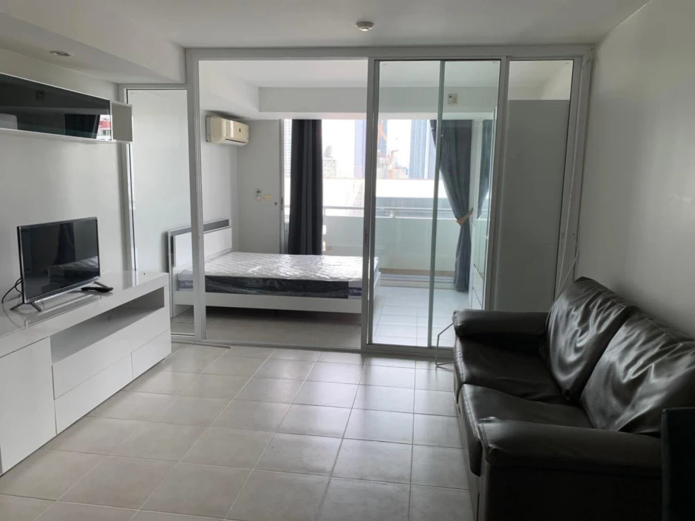 For rent: Supalai Park Phaholyothin 21. Spacious room with ample usable space at an affordable price. Book now before you miss this opportunity!
