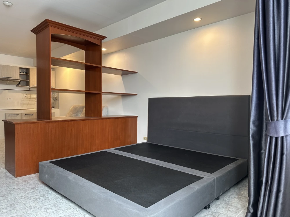 For rent: Supalai Park Phaholyothin 21. Spacious room with ample living space. Fully furnished with appliances. Book now, don't miss out!