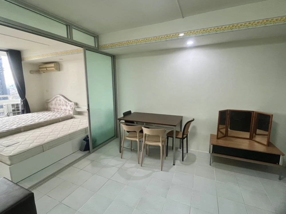 For rent Supalai Park Phahon Yothin 21, room on a very high floor (28th floor), divided into separate rooms, don't miss it.