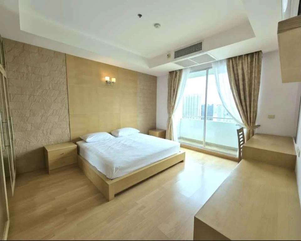 For rent: Supalai Park Phahon Yothin 21, room on a very high floor, fully furnished with built-in furniture. Hurry and reserve before it's too late.