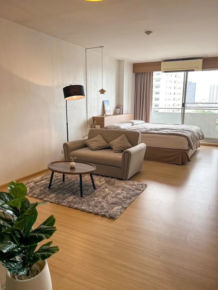 For rent Supalai Park Phahon Yothin 21, studio room, size 45 square meters, decorated in a minimalist style, simple but looks very good. Interested, b