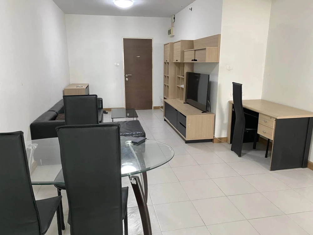 For rent: Supalai Park Kaset, 8th floor, swimming pool view, very spacious room, definitely not cramped. Hurry and book now!