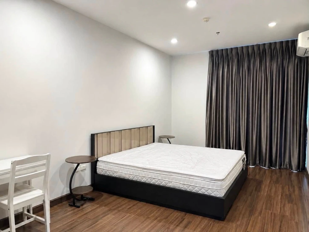 For rent: Supalai Premier Ratchathewi, very high floor unit with maximum space, fully furnished and equipped with appliances. Book now!