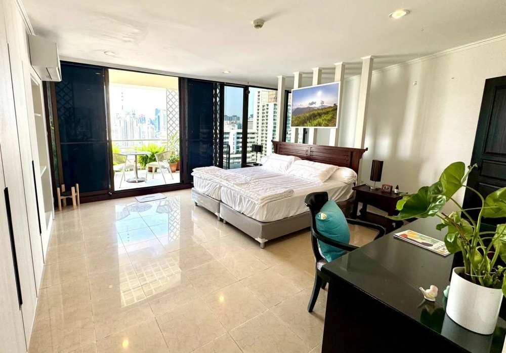 For rent: Supalai Place Sukhumvit 39, Triplex Penthouse. Luxurious and classic design with spacious living areas. Everything you need is here. Book no