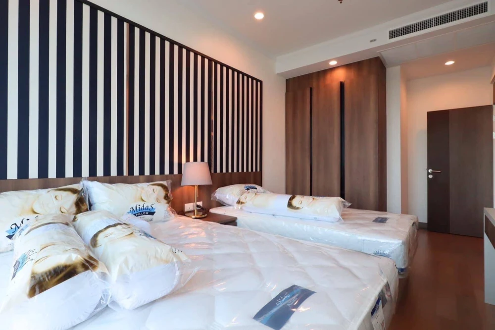 For rent Supalai Elite Surawong, spacious room, lots of usable space, decorated in a controlled tone, built-in walls, very cool, hurry and book now!