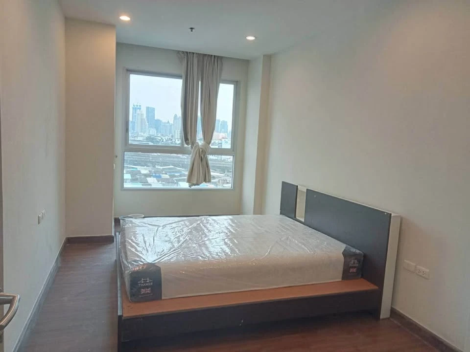 For rent: Supalai Lite Sathorn-Charoenrat, 8th floor. Very spacious room, lower than average price. Just bring your belongings and move in!