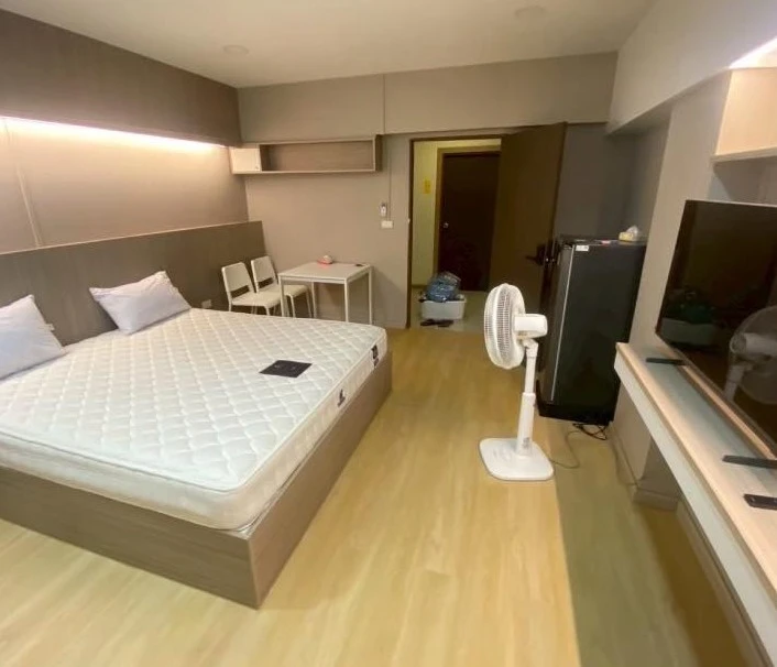 For rent: Siri Srilasal, a lovely room on the 3rd floor, in a great location. Fully furnished, convenient transportation. Don't miss out!