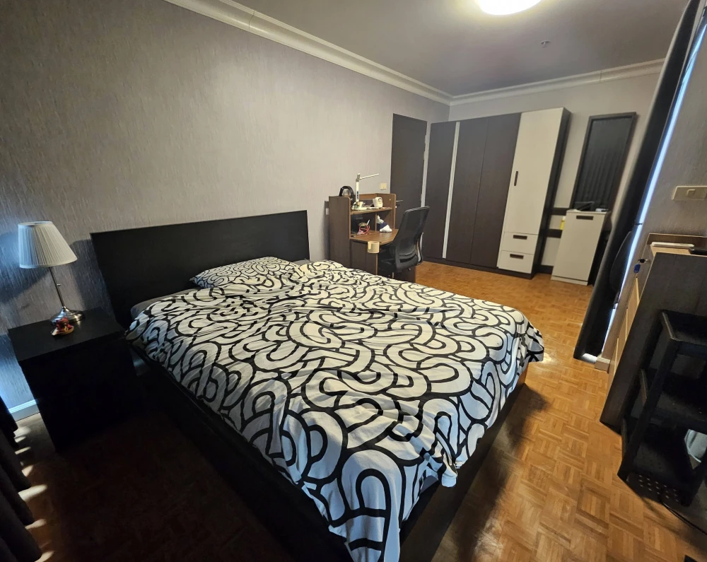 For rent: Silom Suite, 14th floor, corner unit, view of Sathorn Road/St. Louis BTS station. Don't miss out!