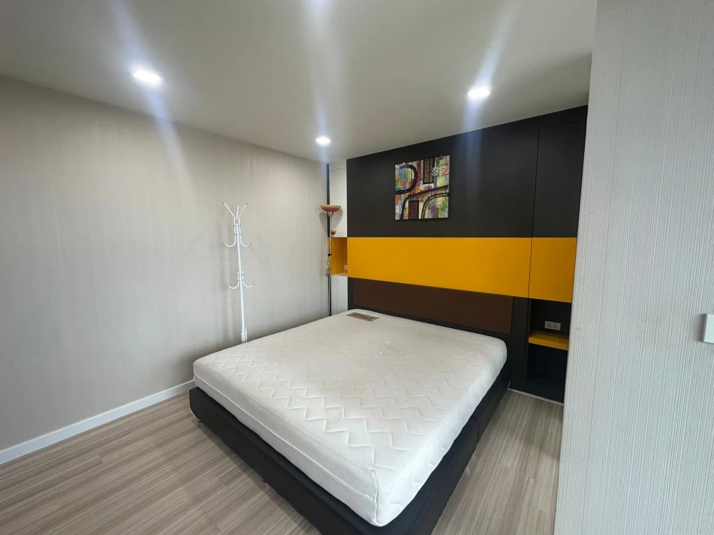 For rent: Si Phraya River View, 25th floor. Offers both city and river views. Fully furnished and ready to move in.